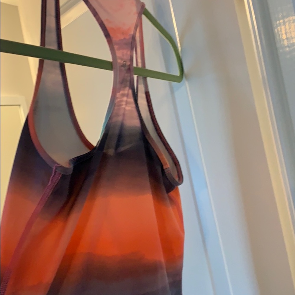 Lululemon Razorback - Picture 2 of 3